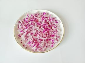 洋葱切成小丁【切洋葱的时候，嘴巴里含一口水，切洋葱不辣眼睛】