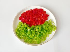 青红椒丁分别切成小丁。