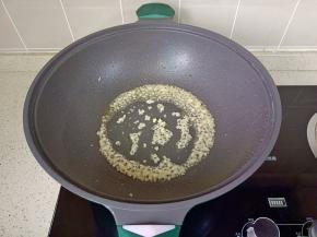 锅里留一点底油，放入蒜蓉爆香。
