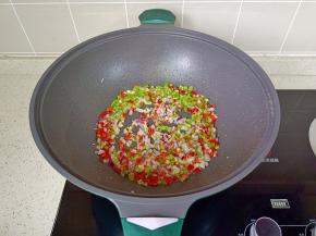 加入青红椒丁。