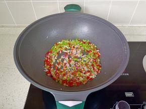 加入青红椒丁。