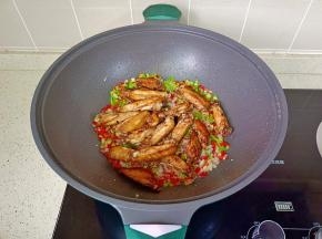 放入煎好的鸡翅。