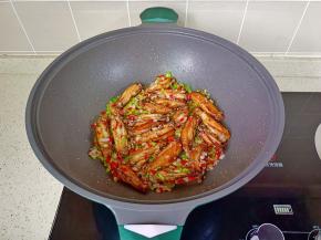 大火翻炒均匀即可出锅。