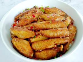 鸡翅色泽金黄，非常诱人！