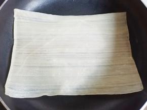 锅中再刷油，小火放冷面煎至变软，