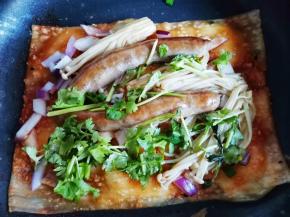 撒洋葱碎+香肠+金针菇+香菜煎熟。