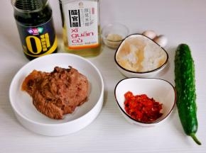 准备食材，海蜇提前泡冷水。