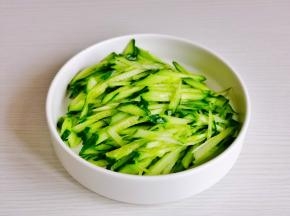 黄瓜洗净切丝。