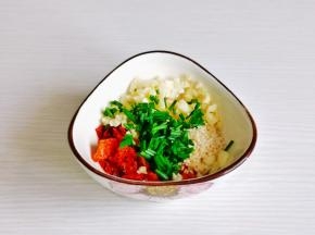 切好的葱花，蒜末，辣椒粉，熟芝麻放入小碗中。