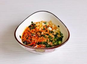 淋上“热油”搅拌均匀。