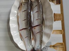 白鱼处理干净，用刀在鱼身上划几刀。均匀的涂抹少许的盐，腌制半个小时！