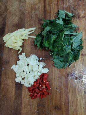 蒜瓣拍碎切成小丁，生姜削皮切成条。小米辣切成圈儿，鱼香切碎备用！（鱼香有的地方叫大茴香！）