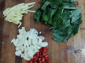 蒜瓣拍碎切成小丁，生姜削皮切成条。小米辣切成圈儿，鱼香切碎备用！（鱼香有的地方叫大茴香！）