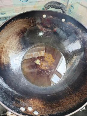 锅烧热倒入适量的菜籽油。把油在锅里转一圈，润润锅，这样煎鱼的时候，鱼就不会破皮儿了！