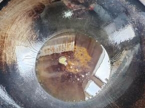 锅烧热倒入适量的菜籽油。把油在锅里转一圈，润润锅，这样煎鱼的时候，鱼就不会破皮儿了！