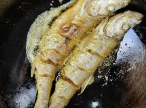 煎至两面金黄色即可！