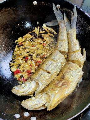 放入生姜，蒜瓣，花椒，小米辣爆香！