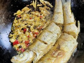 放入生姜，蒜瓣，花椒，小米辣爆香！