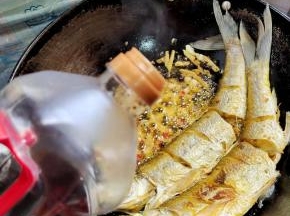 放入两勺香醋！