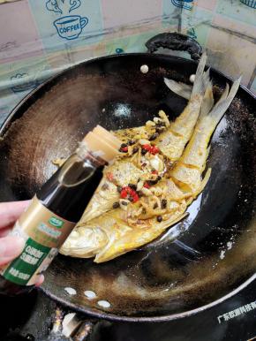 倒入一勺太太乐原味鲜！