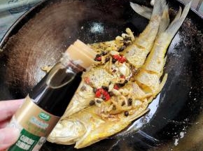 倒入一勺太太乐原味鲜！