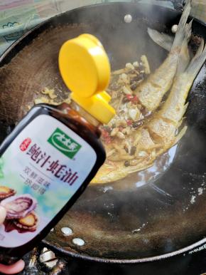 倒入一勺太太乐鲍汁蚝油！翻炒均匀！