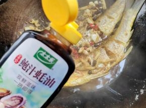 倒入一勺太太乐鲍汁蚝油！翻炒均匀！