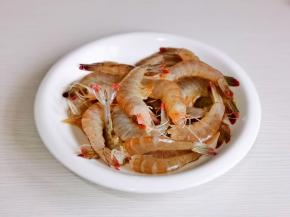 基围虾去虾头，虾线洗净。