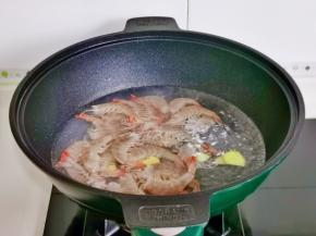 锅中加水，姜片，盐烧开下虾尾煮1分钟捞出。