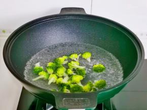 水开下西兰花焯水30秒，捞出过冷水。