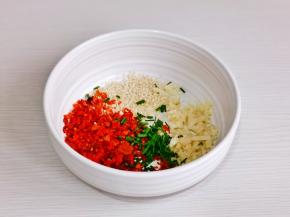 辣椒，芝麻，蒜末，葱花放入碗中。