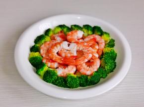 西兰花与虾摆盘。