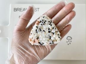 取一小团米饭捏成三角形，可以借助三角饭团模具