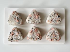 饭团全部捏好，注意一定要捏紧，否则煎的时候容易散开。