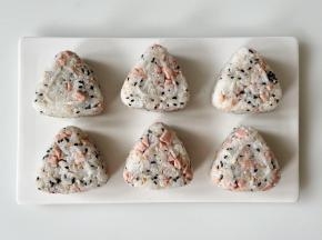 饭团全部捏好，注意一定要捏紧，否则煎的时候容易散开。