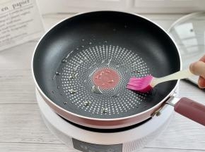 平底锅刷一层油，烧热。