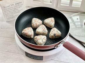 放入饭团，小火慢煎。