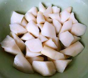 山药去皮洗净切成滚刀块放入开水中烫一下去除粘液后放入冷水中过凉再沥干水份