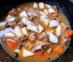 排骨炖至六成熟放入山药和胡萝卜一起炖