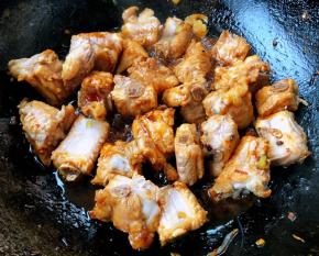 放入排骨同时放入一品鲜酱油、蚝油炒匀