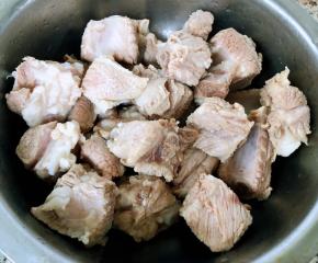 焯好水的排骨立即放入冷水中过凉冲洗干净沥干水份