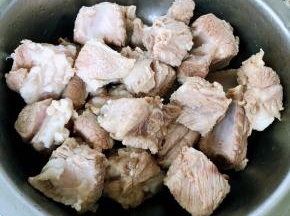 焯好水的排骨立即放入冷水中过凉冲洗干净沥干水份
