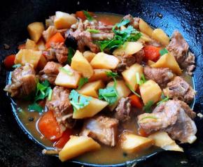 炖至食材完全入味最后撒上香菜提鲜即可出锅享用