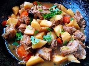 炖至食材完全入味最后撒上香菜提鲜即可出锅享用