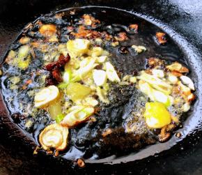 锅中倒入底油加热放入花椒和八角炸香再放入葱姜蒜爆香放入糖炒匀