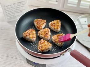 保持小火，在饭团上刷上酱汁，正反面各煎2分钟左右；