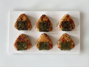 煎好的饭团包上海苔片即可。