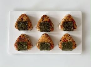 煎好的饭团包上海苔片即可。