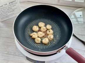 把煎锅中的酱汁擦干净，中再放一小块黄油，把虾仁煎熟；