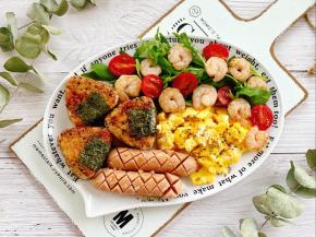 最后把所有食材摆盘，完成。